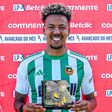 Clayton com o prémio de melhor avançado do mês de agosto (Foto: Liga Portugal)