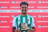 Clayton com o prémio de melhor avançado do mês de agosto (Foto: Liga Portugal)