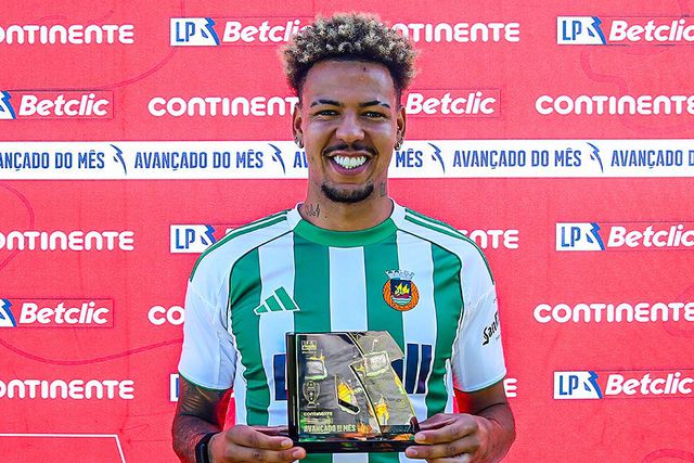 Clayton com o prémio de melhor avançado do mês de agosto (Foto: Liga Portugal)