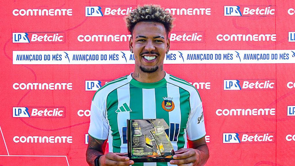 Clayton com o prémio de melhor avançado do mês de agosto (Foto: Liga Portugal)