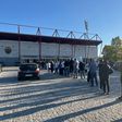 Vários adeptos tiveram de marcar presença bem cedo no estádio dos flavienses para garantirem bilhete - Foto: D.R.
