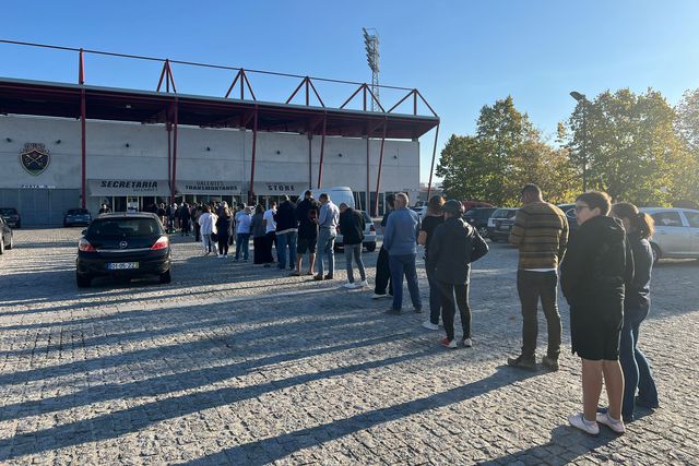 Vários adeptos tiveram de marcar presença bem cedo no estádio dos flavienses para garantirem bilhete - Foto: D.R.