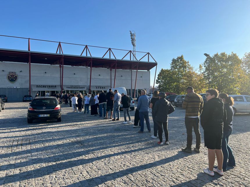Vários adeptos tiveram de marcar presença bem cedo no estádio dos flavienses para garantirem bilhete - Foto: D.R.