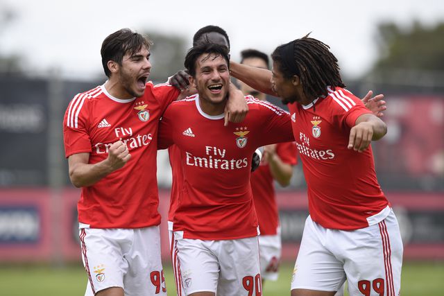 João Carvalho (ao centro) no tempo das camadas jovens do Benfica - Foto: A BOLA