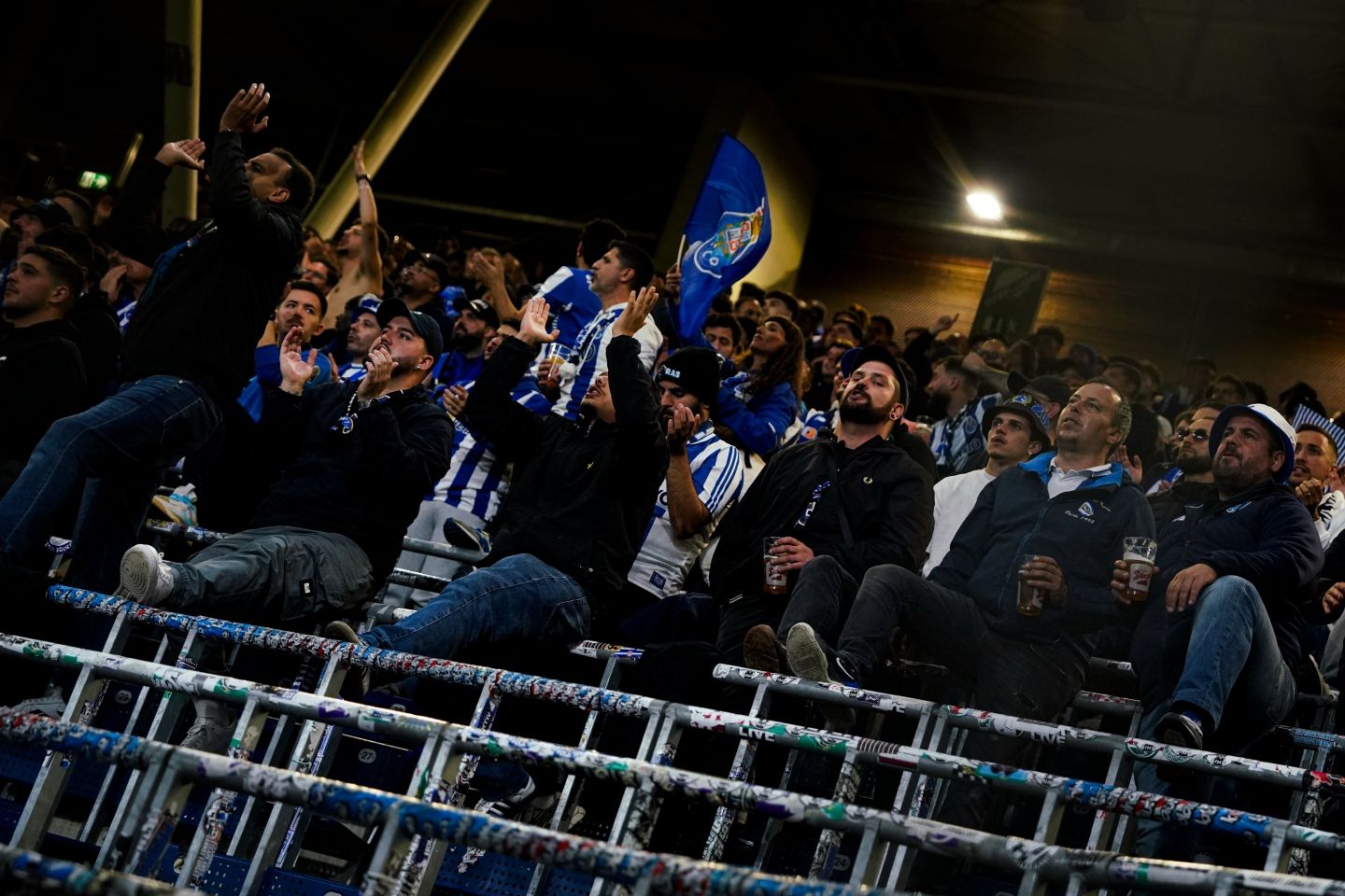 Adeptos em força no jogo de Nottingham - FOTO: FC Porto