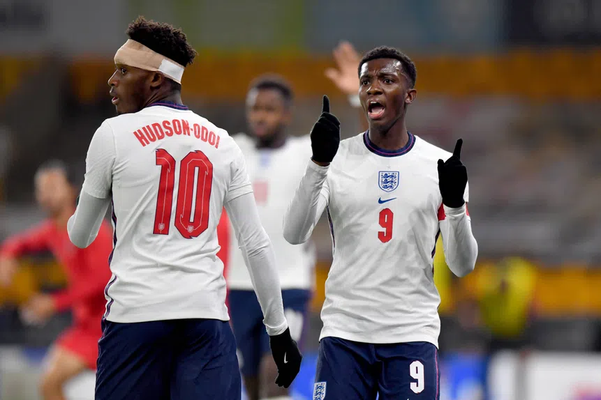 Ingleses renegam rainha! Troca de seleção?