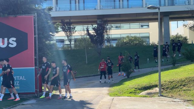 A chegada dos jogadores do Benfica ao treino no Seixal