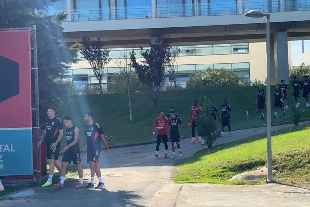 A chegada dos jogadores do Benfica ao treino no Seixal