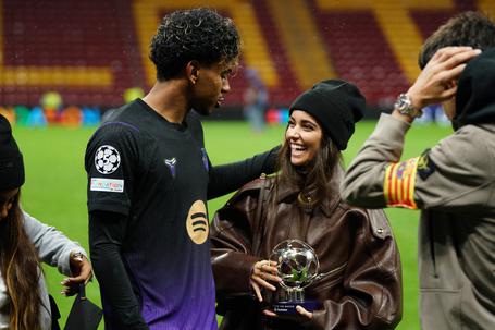 Lamine Yamal e Inés García no relvado do Ali Sami Yen. Foto IMAGO