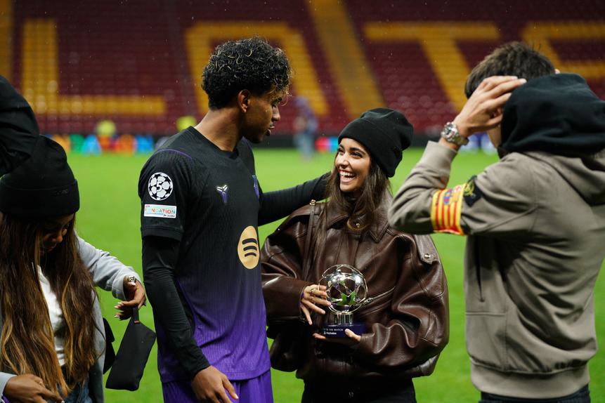 Lamine Yamal e Inés García no relvado do Ali Sami Yen. Foto IMAGO