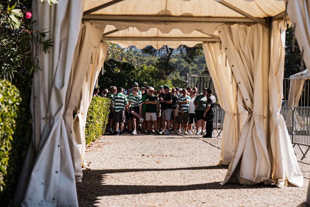 A fila de espera dos adeptos do Celtic Foto: Mariana Tenório