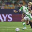 Isco tenta libertar-se da perseguição de Froholdt — Foto: Imago