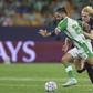 Isco tenta libertar-se da perseguição de Froholdt — Foto: Imago
