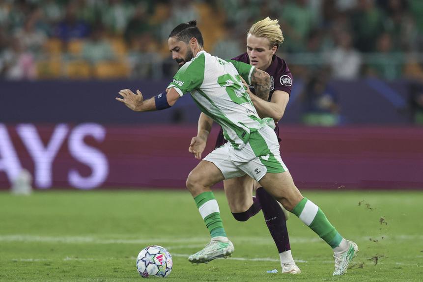 Isco tenta libertar-se da perseguição de Froholdt — Foto: Imago
