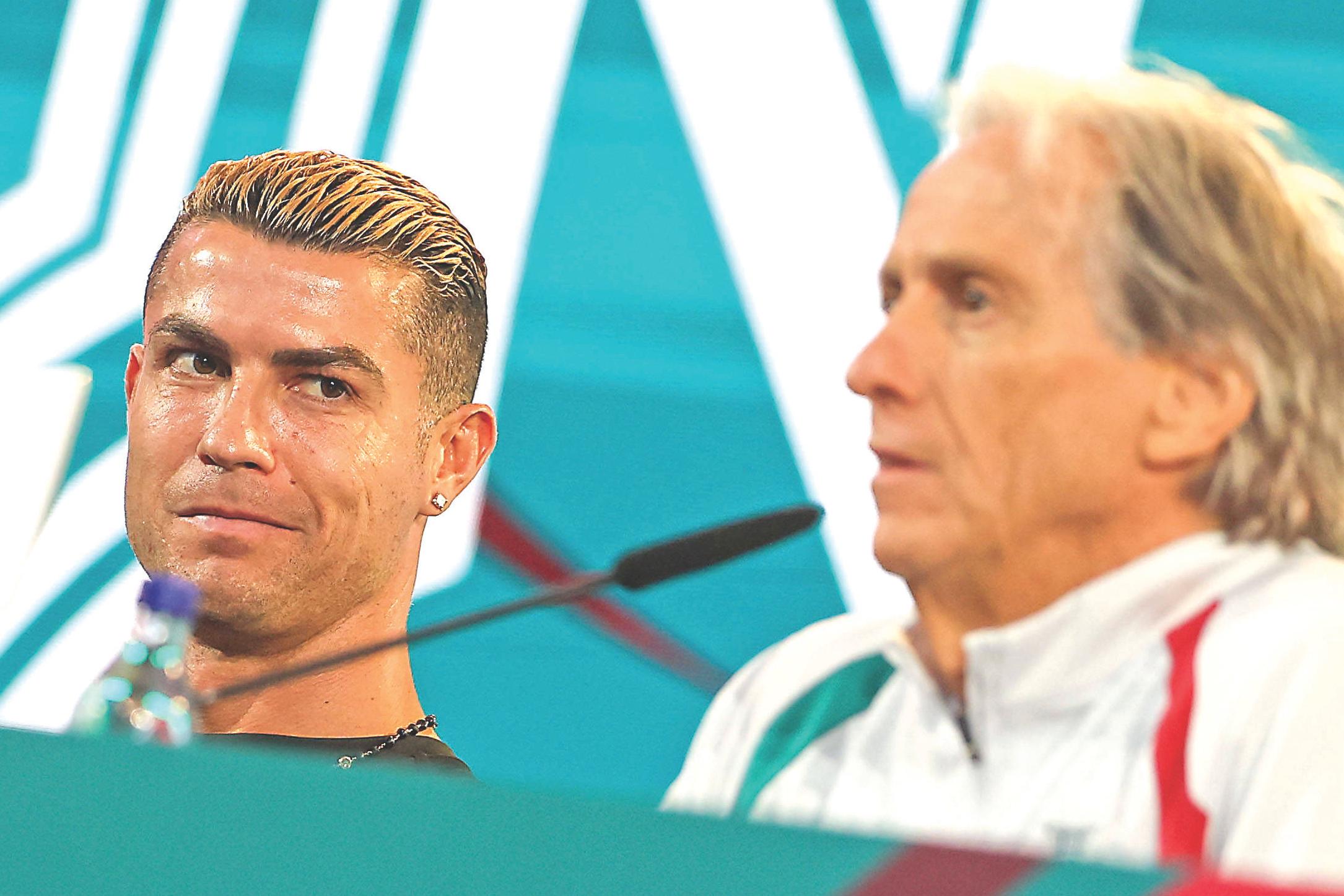 Cristiano Ronaldo e Jorge Jesus em conferência de Imprensa antes do jogo com País de Gales — Foto: IMAGO