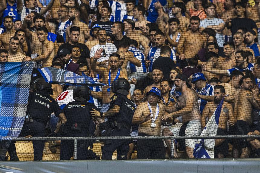 Polícia espanhola carregou sobre adeptos portistas - Foto: IMAGO