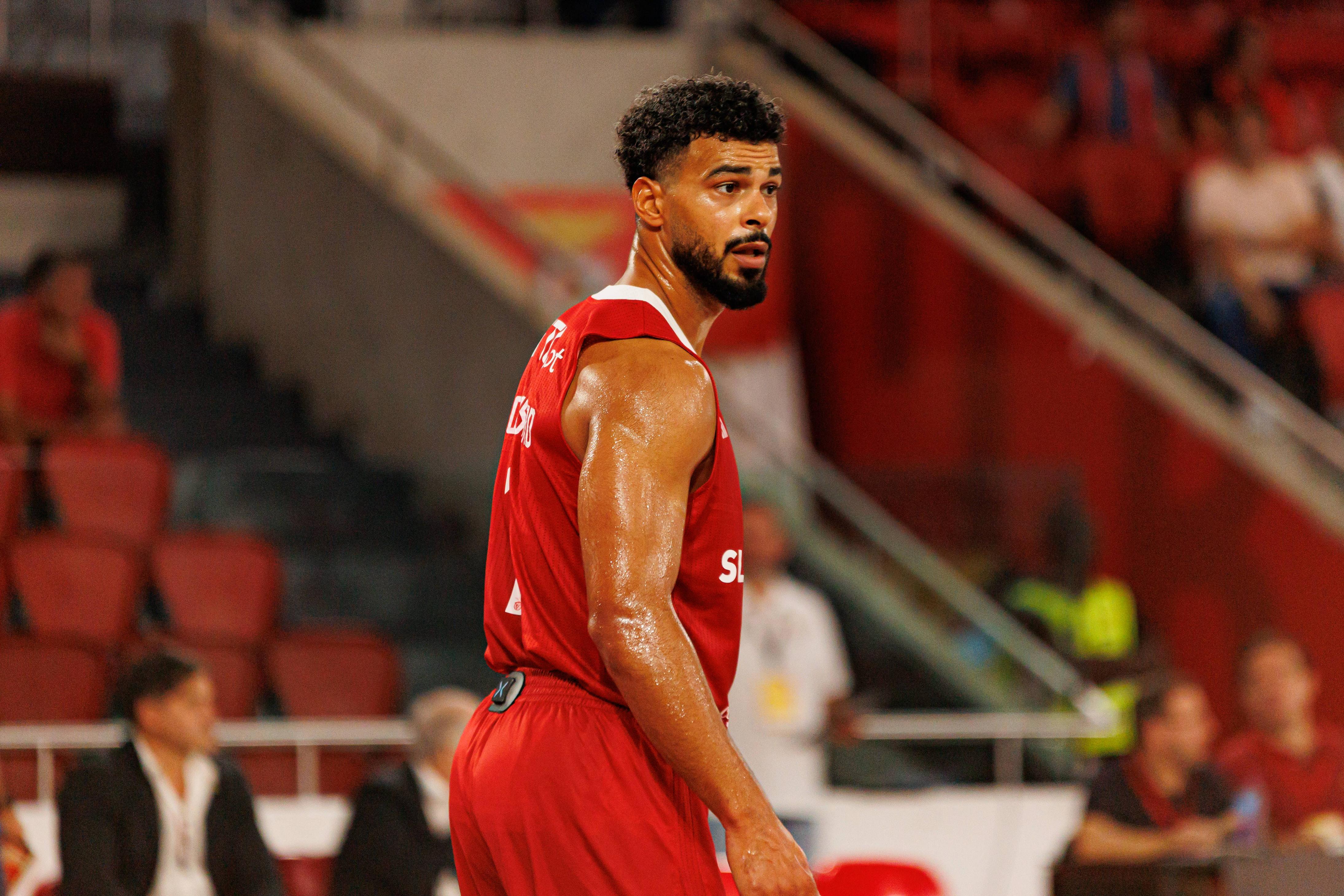 Aaron Broussard, com 22 pontos, foi o melhor marcador do Benfica e do jogo - Foto: Imago