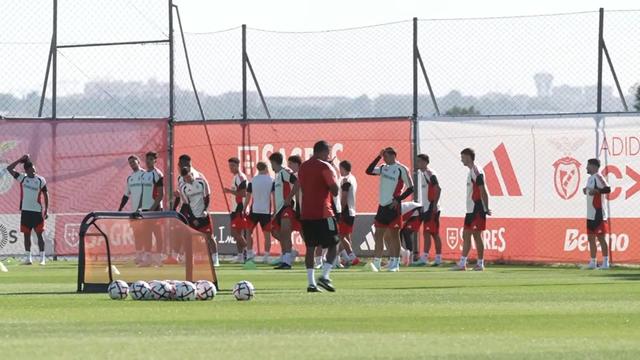 Treino do Benfica antes do Celtic com boa disposição