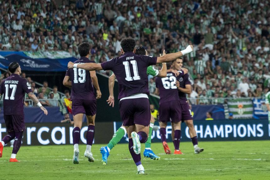 Jogadores do FC Porto ainda festejaram o golo de Martim... - Foto: IMAGO
