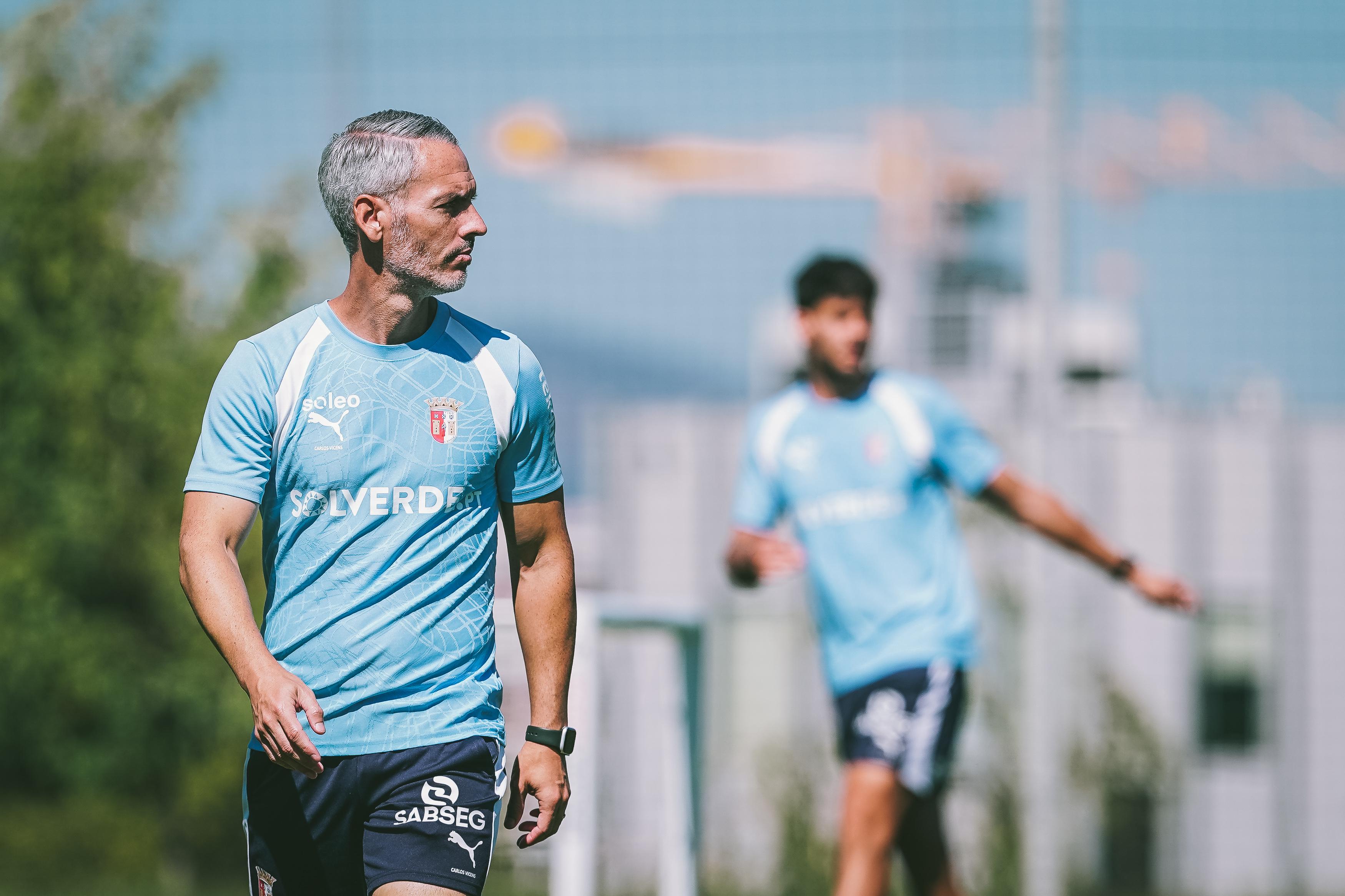 Carlos Vicens prepara a estreia do SC Braga na fase de liga da UEFA Conference League, no reduto do Copenhaga — Foto: SC Braga