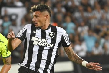 Vídeo: Ex-FC Porto falha penálti e Botafogo empata na Libertadores
