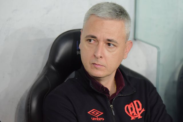 Tiago Nunes já chegou ao Rio de Janeiro para treinar o Botafogo