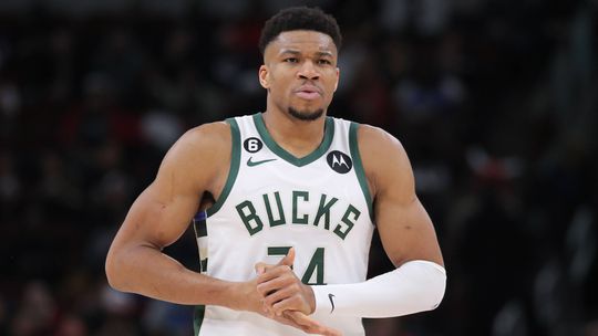 NBA: Celtics perdem com Queta a assistir e Antetokounmpo volta a deslumbrar