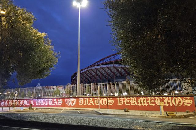 'Guerra' de claques na Luz: No Name apagam pintura dos Diabos Vermelhos