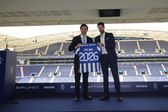 André Villas-Boas, ao lado de Vítor Bruno, exibe camisola do FC Porto com o número 2026, ano até ao qual vai o contrato do treinador