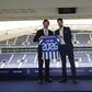André Villas-Boas, ao lado de Vítor Bruno, exibe camisola do FC Porto com o número 2026, ano até ao qual vai o contrato do treinador