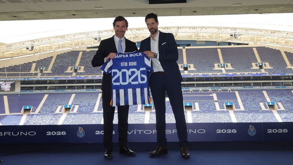 André Villas-Boas, ao lado de Vítor Bruno, exibe camisola do FC Porto com o número 2026, ano até ao qual vai o contrato do treinador