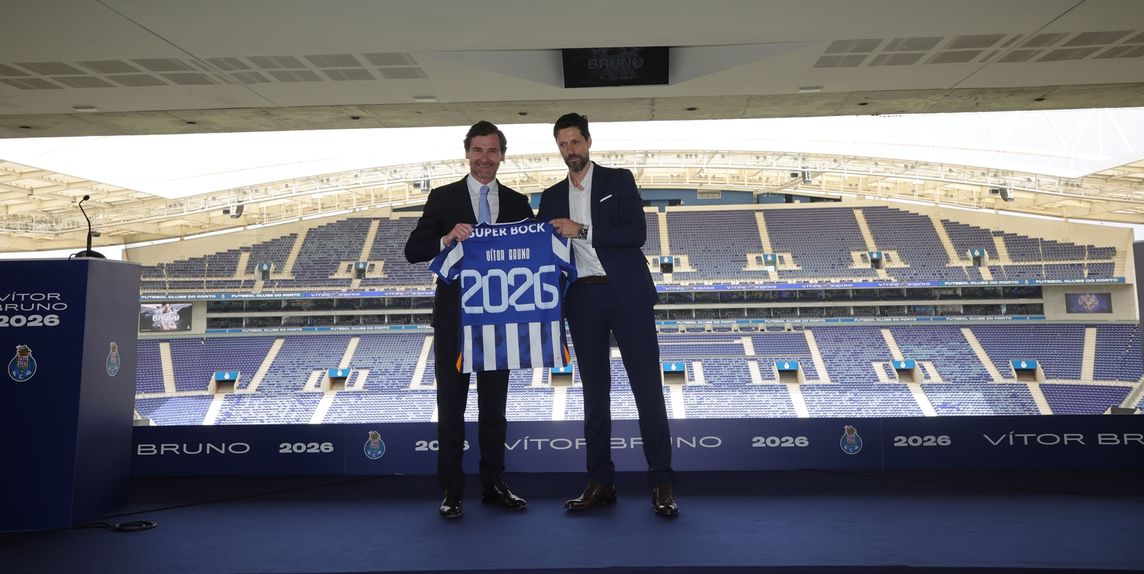 André Villas-Boas, ao lado de Vítor Bruno, exibe camisola do FC Porto com o número 2026, ano até ao qual vai o contrato do treinador