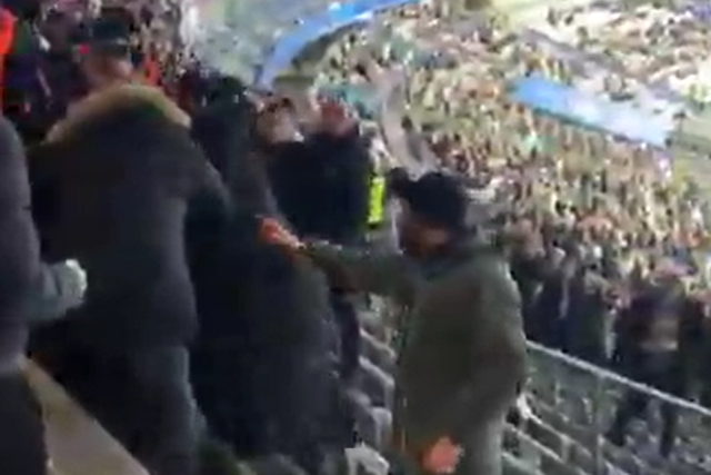 Vídeo: adeptos franceses e israelitas em confrontos nas bancadas