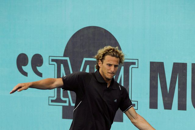 Diego Forlán perde na estreia como profissional