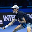 Jannik Sinner vence Daniil Medvedev e garante meias-finais das ATP Finals