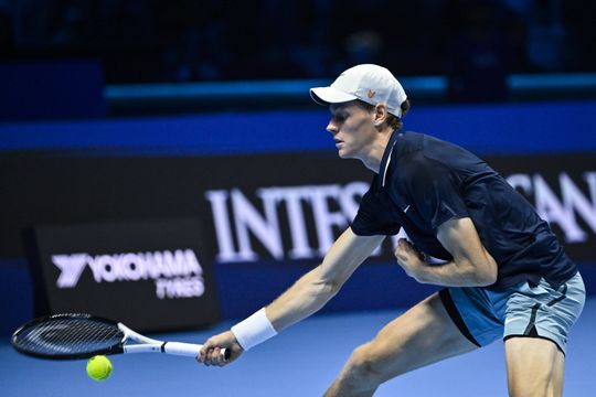 Jannik Sinner vence Daniil Medvedev e garante meias-finais das ATP Finals