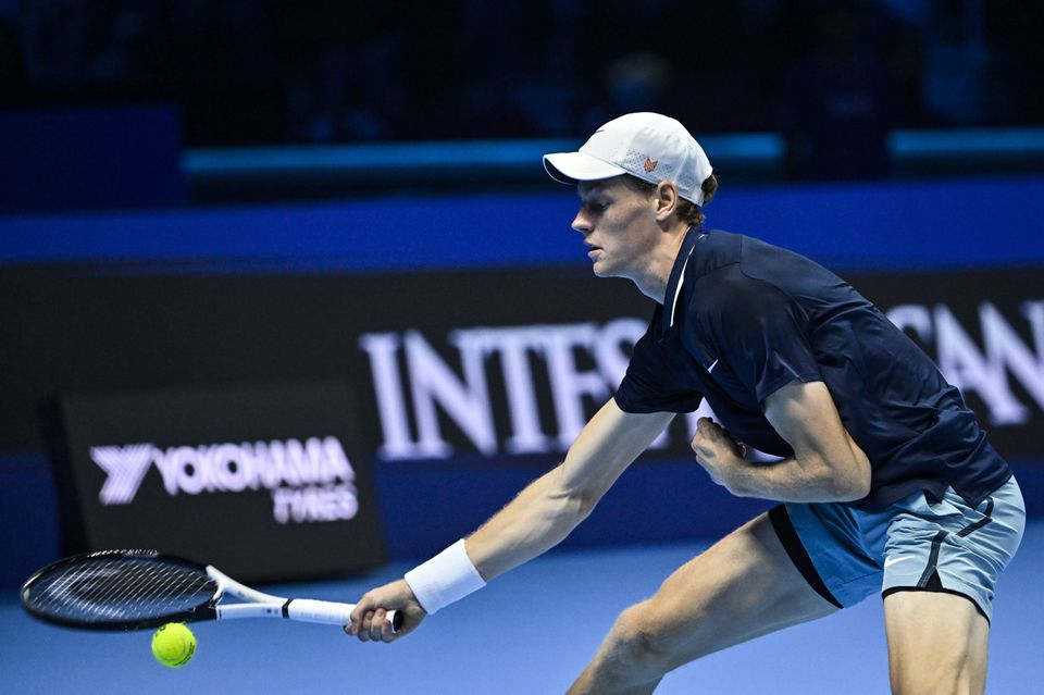 Jannik Sinner vence Daniil Medvedev e garante meias-finais das ATP Finals