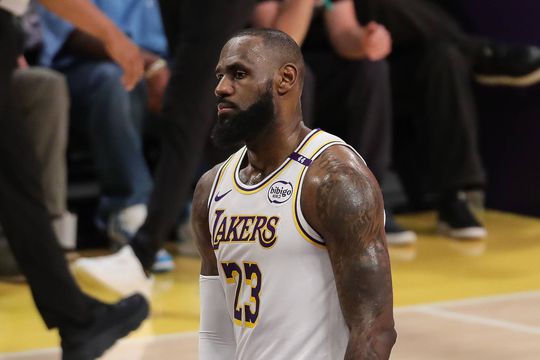 «Não vou jogar até me caírem as rodas»: LeBron James aponta à reforma