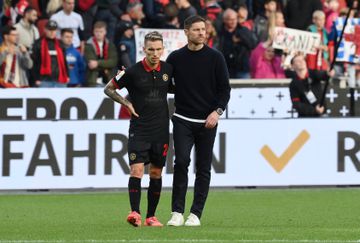 Xabi Alonso e Grimaldo vão deixar o Leverkusen e já apontam destino ao treinador