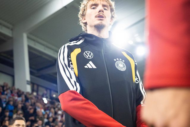 Nick Woltemade, ponta de lança da Alemanha, antes de entrar em campo frente ao Luxemburgo