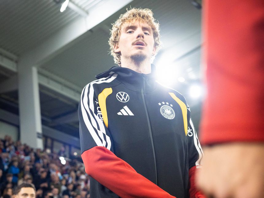 Nick Woltemade, ponta de lança da Alemanha, antes de entrar em campo frente ao Luxemburgo