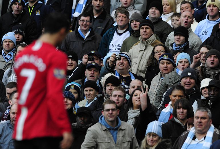 2008/2009, frente ao Manchester City - Expulso por acumulação de amarelos