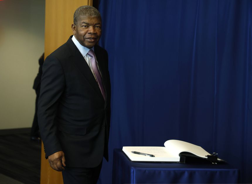 João Lourenço foi alvo de assobios no particular em Luanda