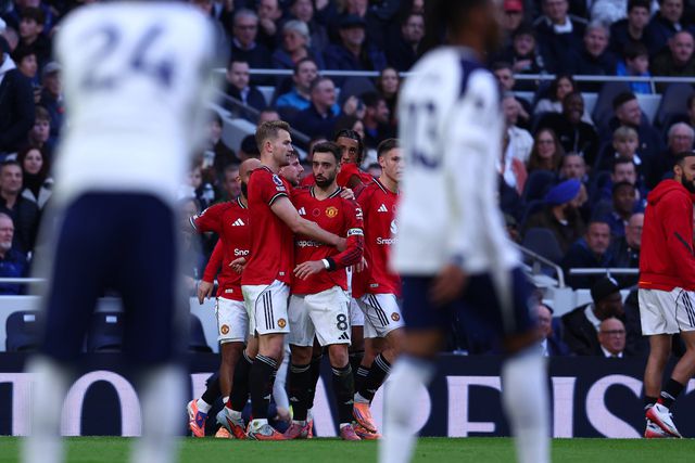 Matthjis de Ligt abraça Bruno Fernandes após marcar ao Tottenham