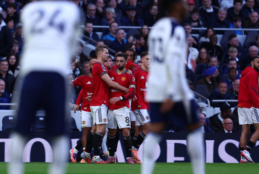 Matthjis de Ligt abraça Bruno Fernandes após marcar ao Tottenham