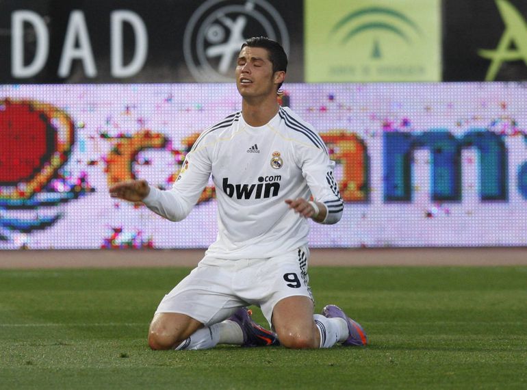 2009/2010, frente ao Almería, na primeira época no Real Madrid - Expulso por acumulação de amarelos