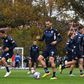 Roderick Miranda, capitão do Melbourne Victory, treina com a equipa ao lado do estádio, num parque público