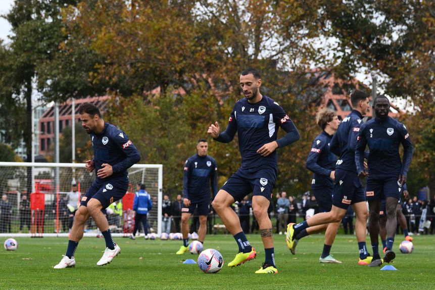 Roderick Miranda, capitão do Melbourne Victory, treina com a equipa ao lado do estádio, num parque público