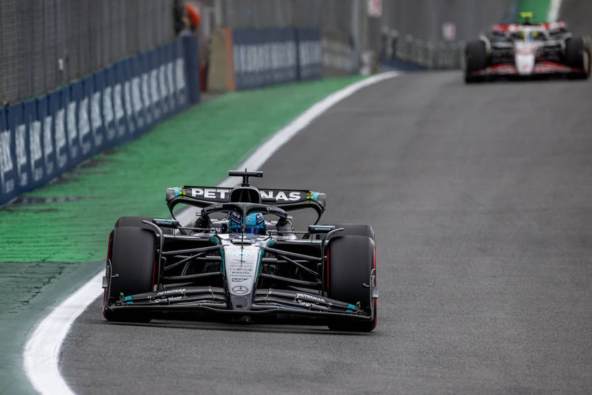 Carro da Mercedes pilotado por George Russell