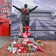 Tributos a Diogo Jota em frente à estátua de Bill Shankly, em Anfield